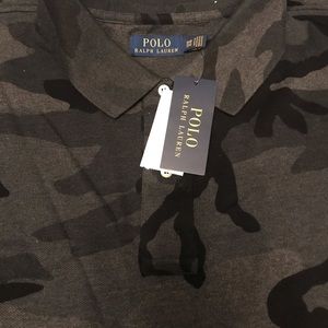 Men’s collared polo shirt.